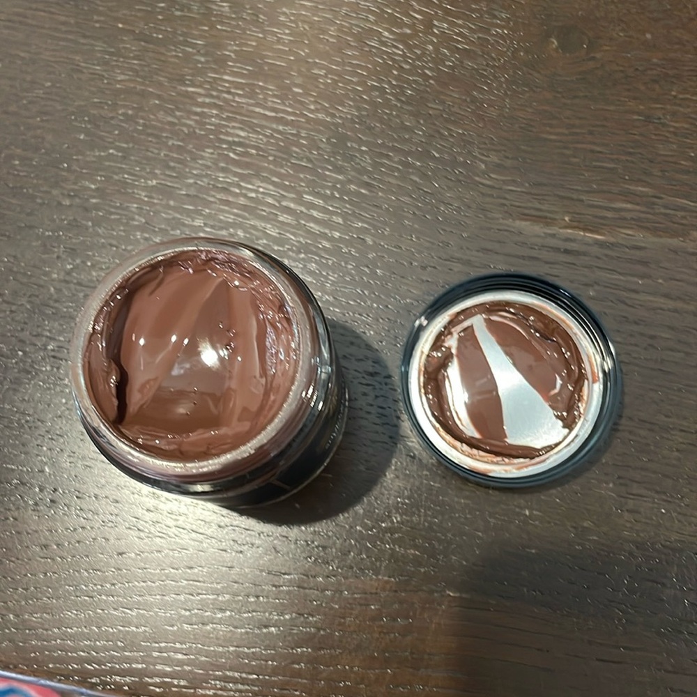Beautiful Gucci shoe cream with box - Picture 4 of 6